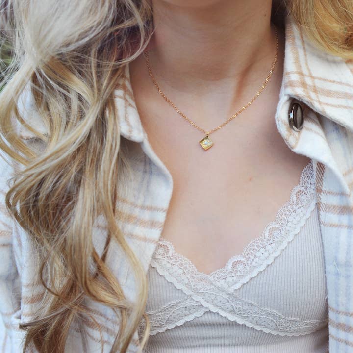 Collier Adina Opal pour la vente par Oh So Lovely