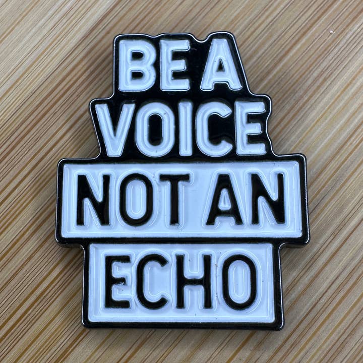 Var en röst, inte ett eko emaljpin - Motivation för wholesale av Scribble & Scroll