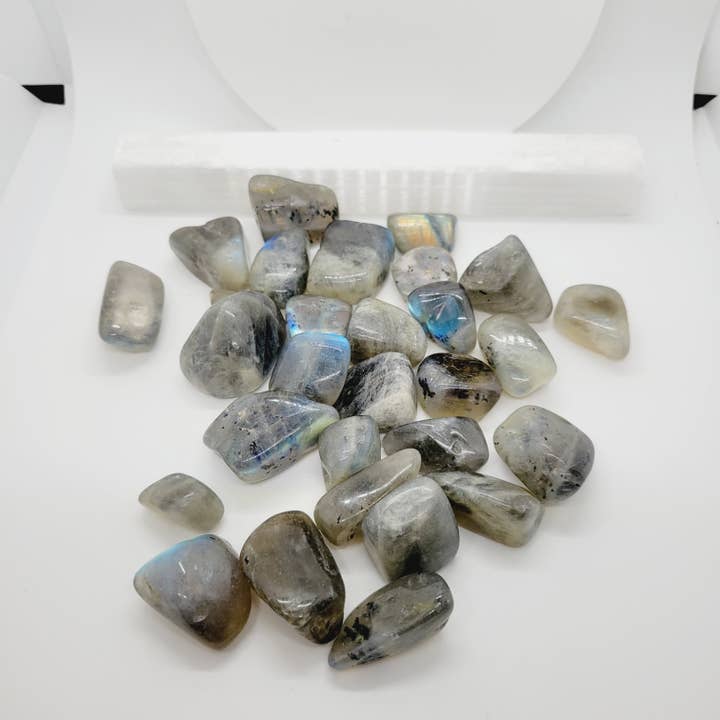 Gobelets en labradorite flashy Crystal Tumbles Metaphysical pour la vente par The Raven's Edge