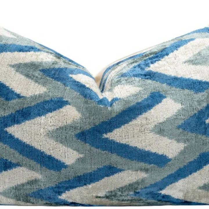 Coussin en velours bleu gris à chevrons fait main 16x24 pour la vente par Canvello