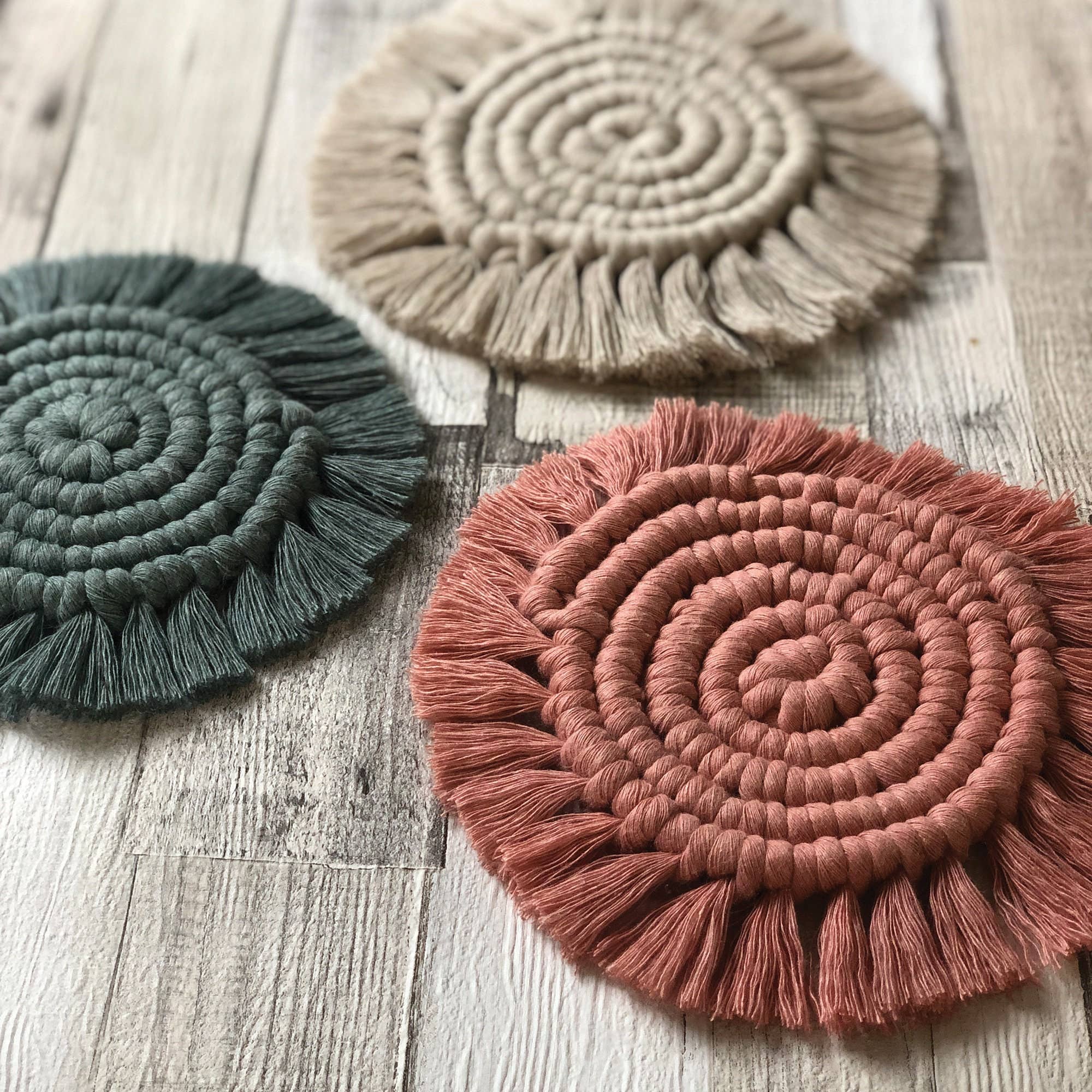 Bergin & Bath - Venta al por mayor Kit de manualidades - Kit de Macramé Posavasos - Rosa Rubor, Verde Laurel y Beige3