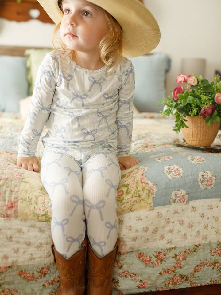 Blå Belle 2-delade ribbade bambupyjamas för wholesale av Little Joy Co.