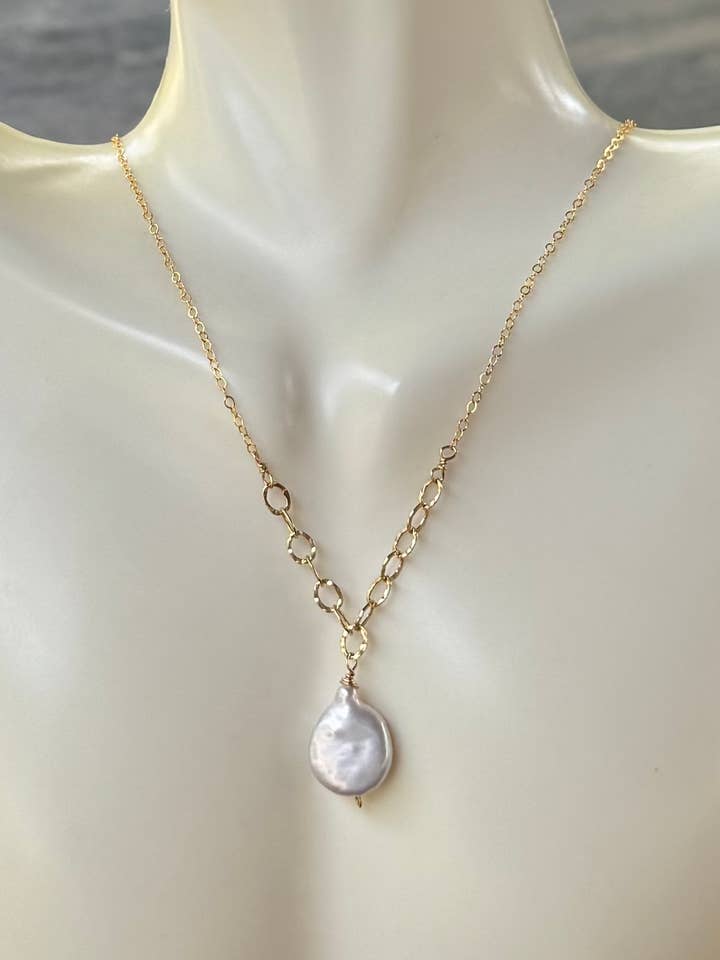Collier en or avec perle en forme de pièce pour la vente par Judy Brandon Jewelry