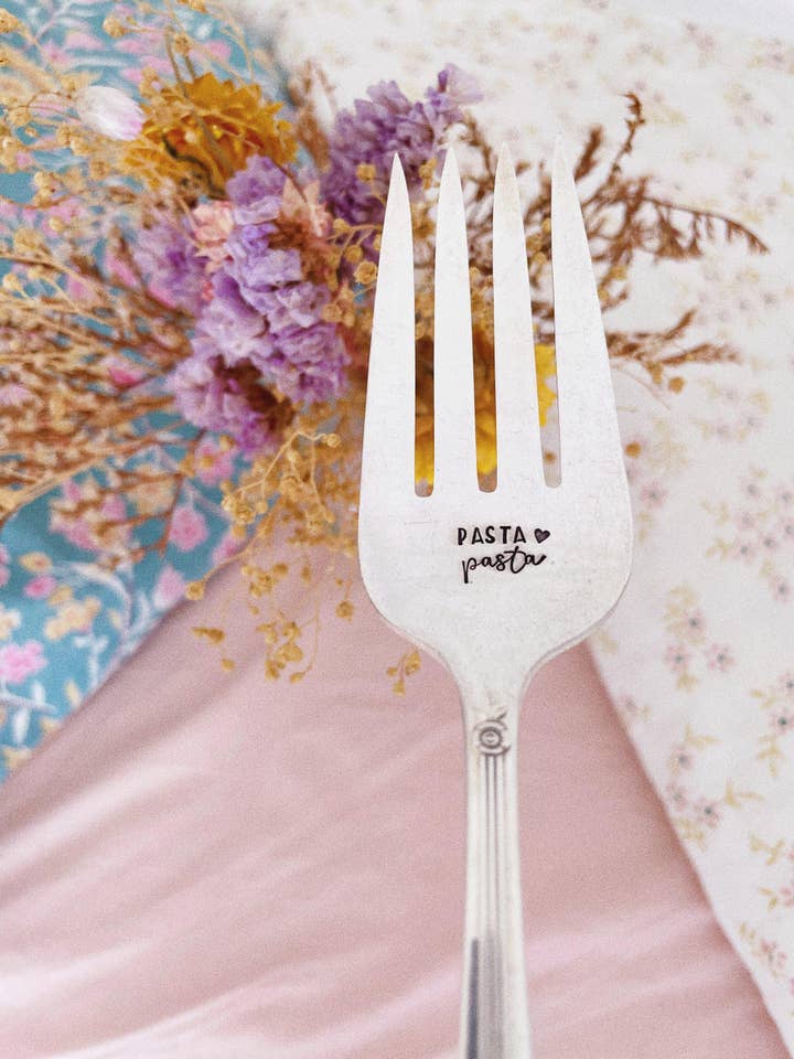 Stor vintage serveringsgaffel graverad med "pasta pasta" för wholesale av Les Petites Cuillères De Juliette