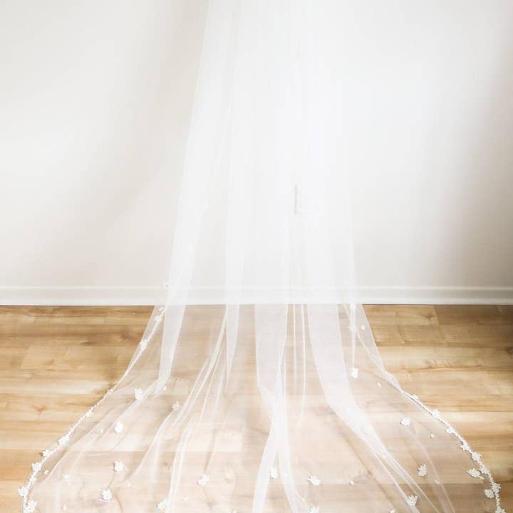 Miss Foxine Couture - Wholesale Veil - Women's - Eislyn Floral Wedding Veil in Off-White and Ivory6