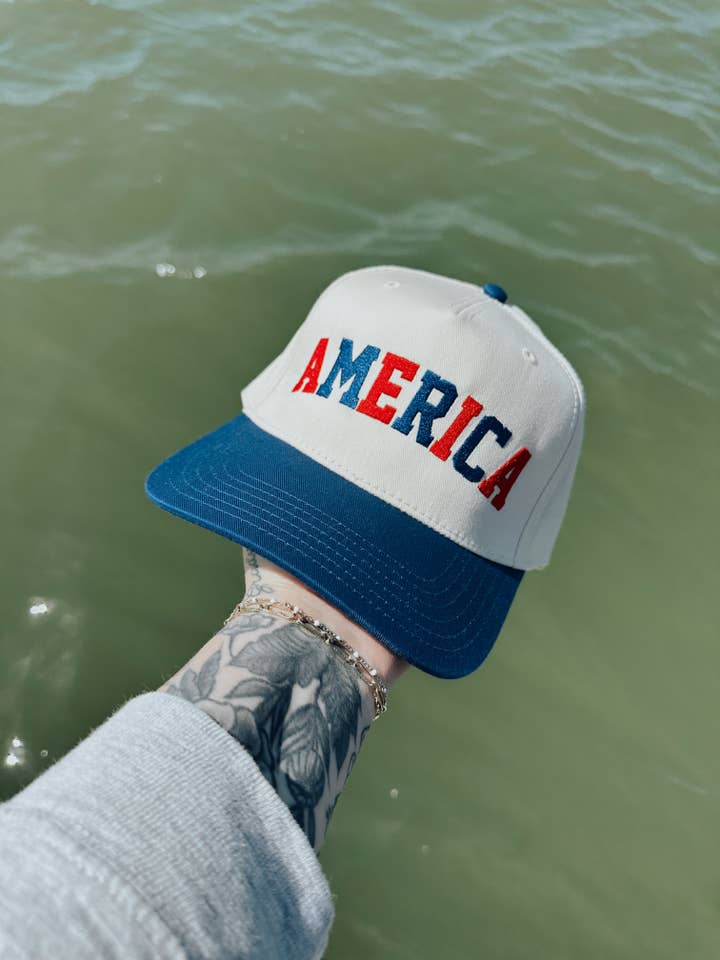 Casquette de camionneur brodée AMERICA pour la vente par Grady Ln Boutique
