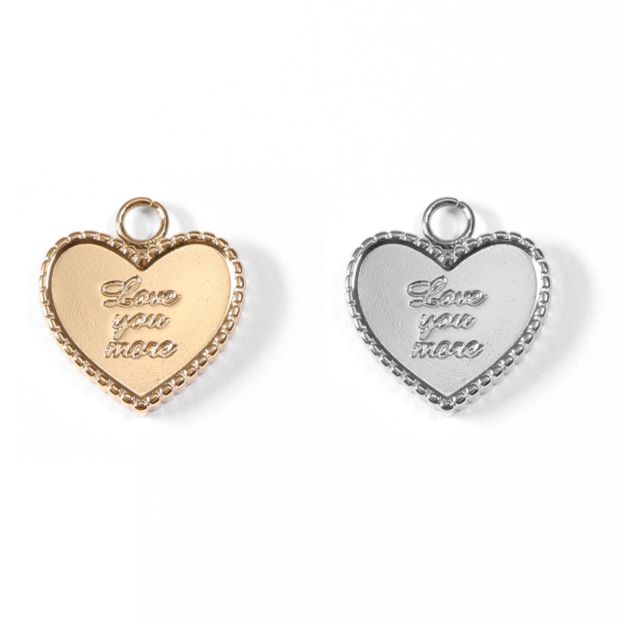 WJW – Großhandel Individueller Charm/Anhänger – 18K Gold PVD Edelstahl Anhänger mit Herz und Gravur „Love You More“ / PDL00552