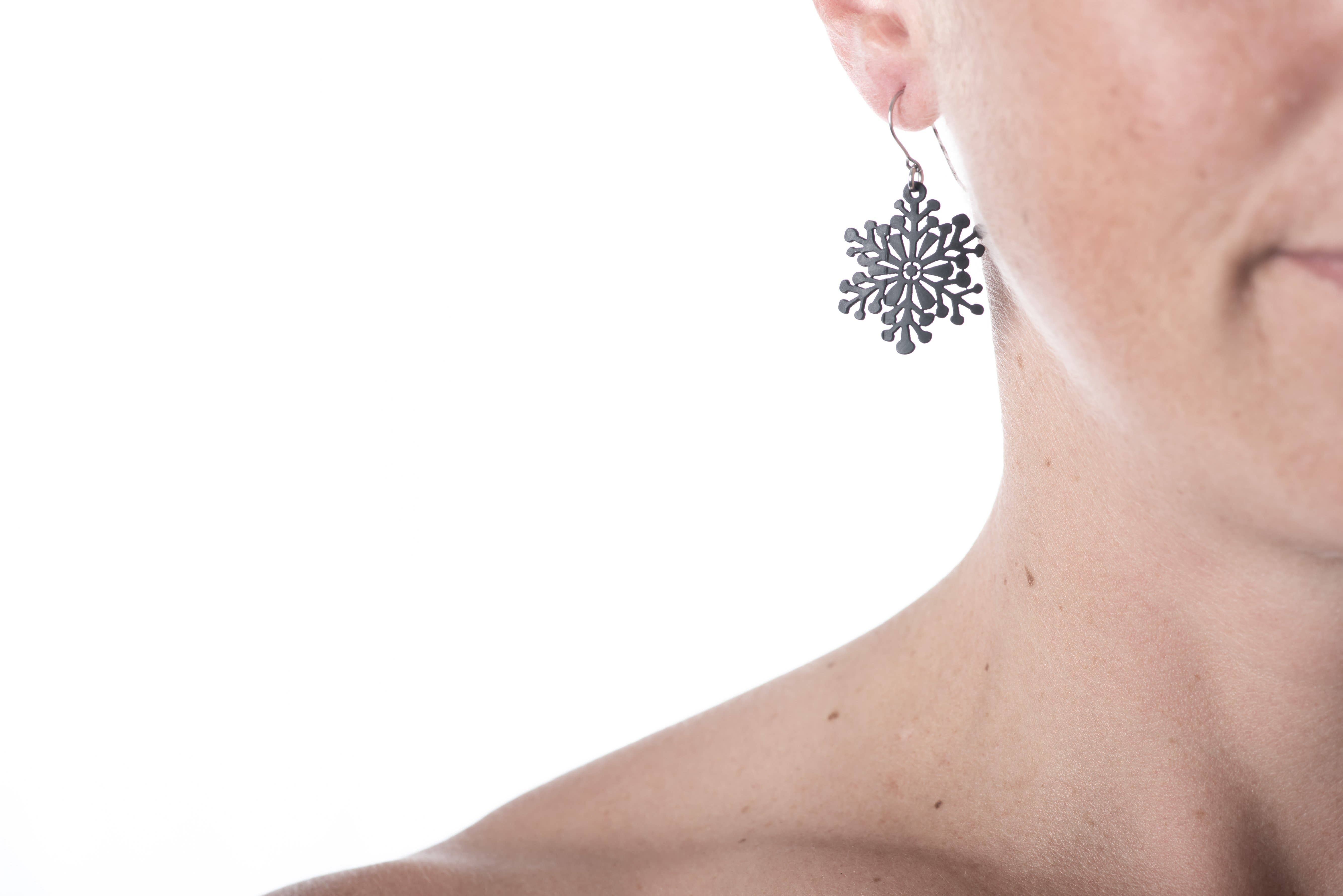 ABD Culture – wholesale Hängande örhängen – Tiny Snowflake örhänge1