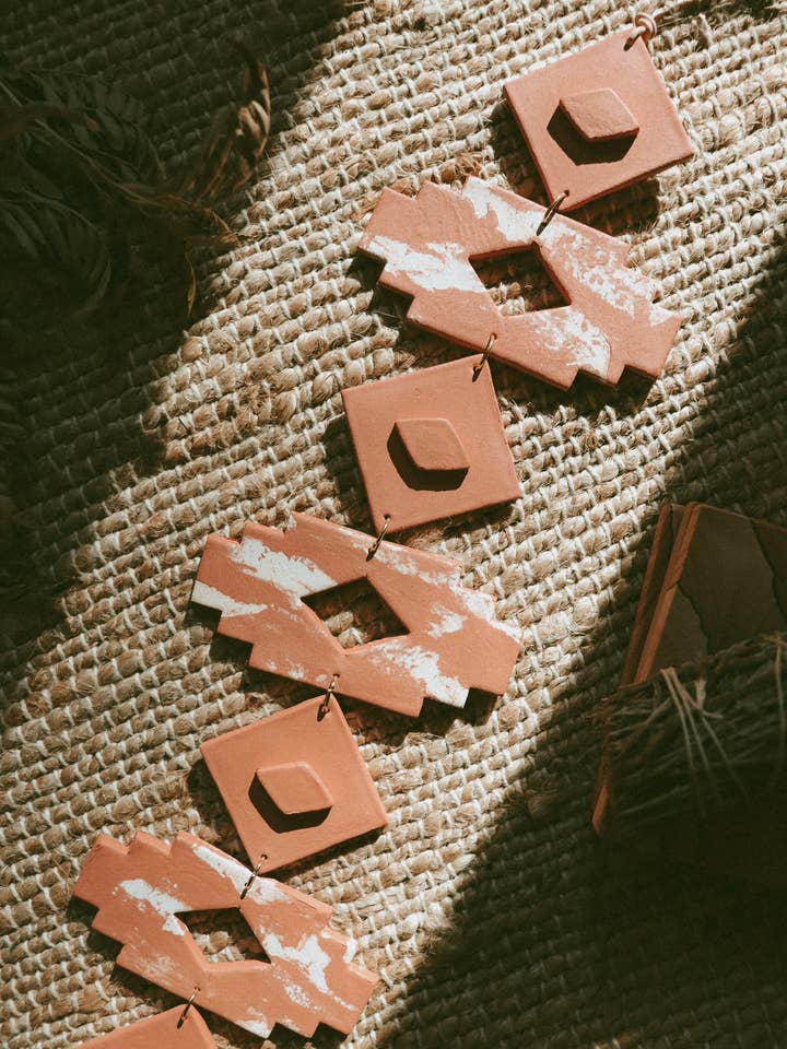 Appendino da parete in terracotta del sud-ovest con forme azteche per la vendita all'ingrosso da parte di Rooted Reverie