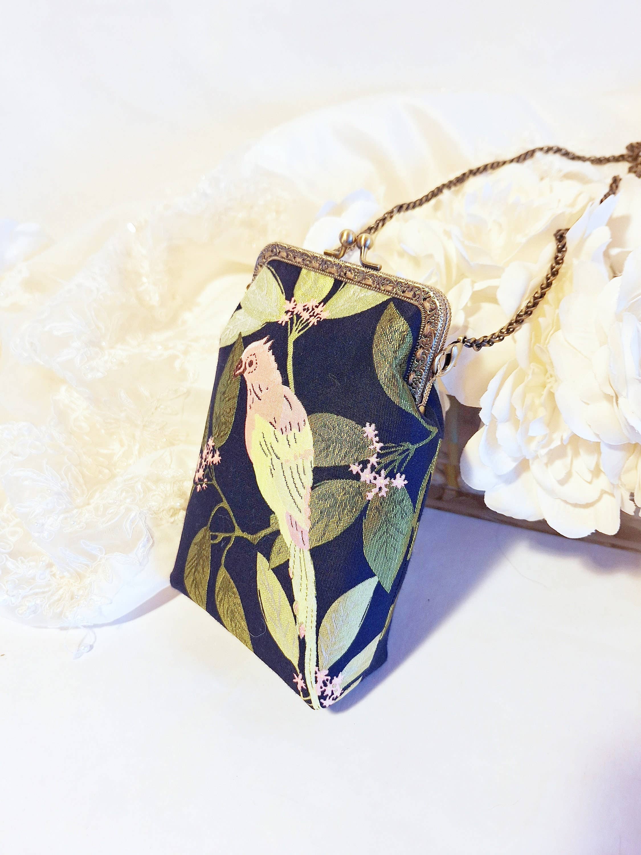 LeisTextileStudio - Vente Pochette – femme - Pochette de téléphone faite main avec fermoir baiser en tissu à fleurs et oiseaux3