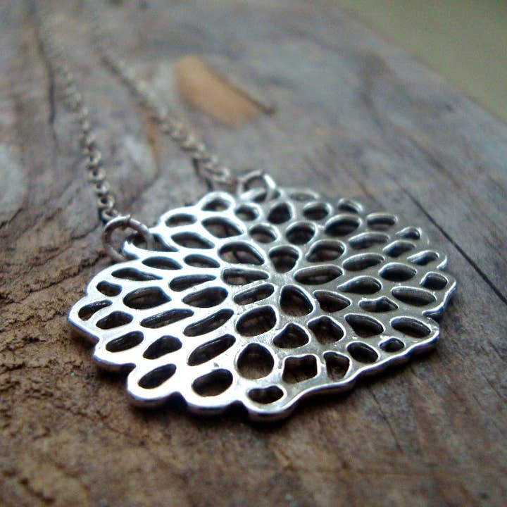 Fuchsia Bloom Studio – wholesale Hänge-/berlockhalsband – Stor krysantemum halsband1