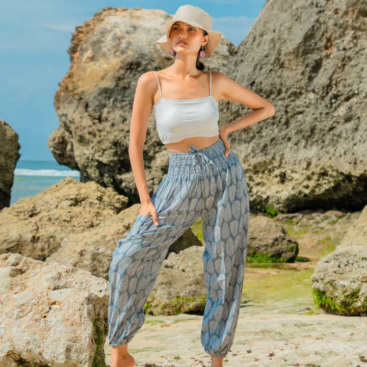 Pantalon Bali à imprimé feuilles - Gris et blanc pour la vente par Suzie Blue Canada