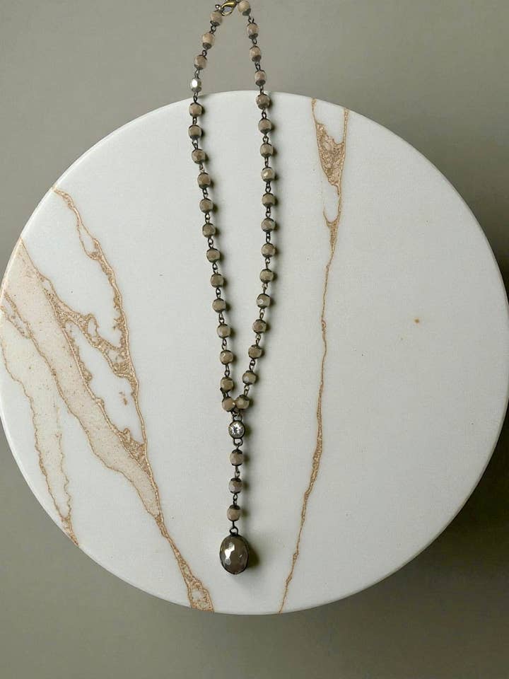 Collana a Y Noreen con pendente ovale avorio per la vendita all'ingrosso da parte di Ava Capri