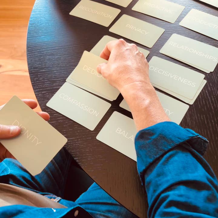 Les cartes de valeurs sont le fondement du travail de développement personnel. pour la vente par Rise Health & Wellness