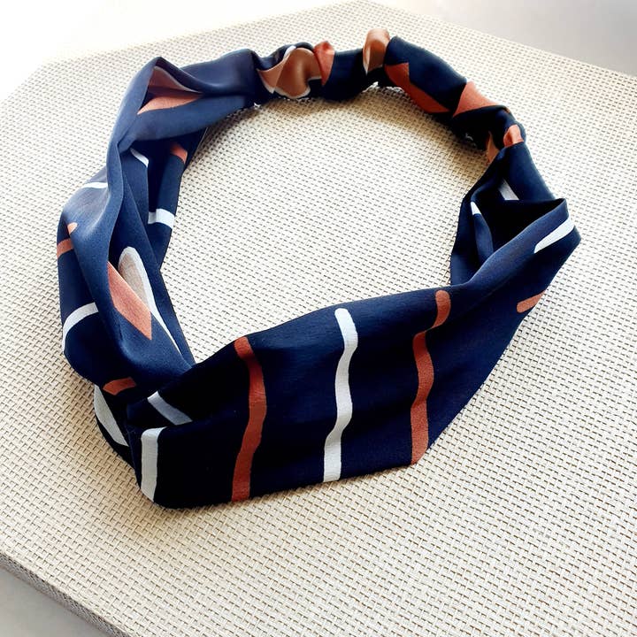 Turban-Stirnband aus seidigem Satin in Schwarz und für den Großhandel von Saltwell Design Studio