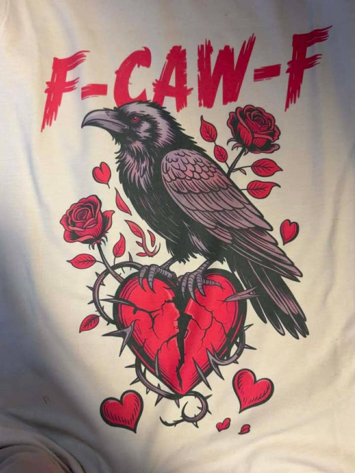 T-shirt Vintage Blanc Cassé Heather | Graphique Valentine Corbeau Rose pour la vente par Chics Dig It