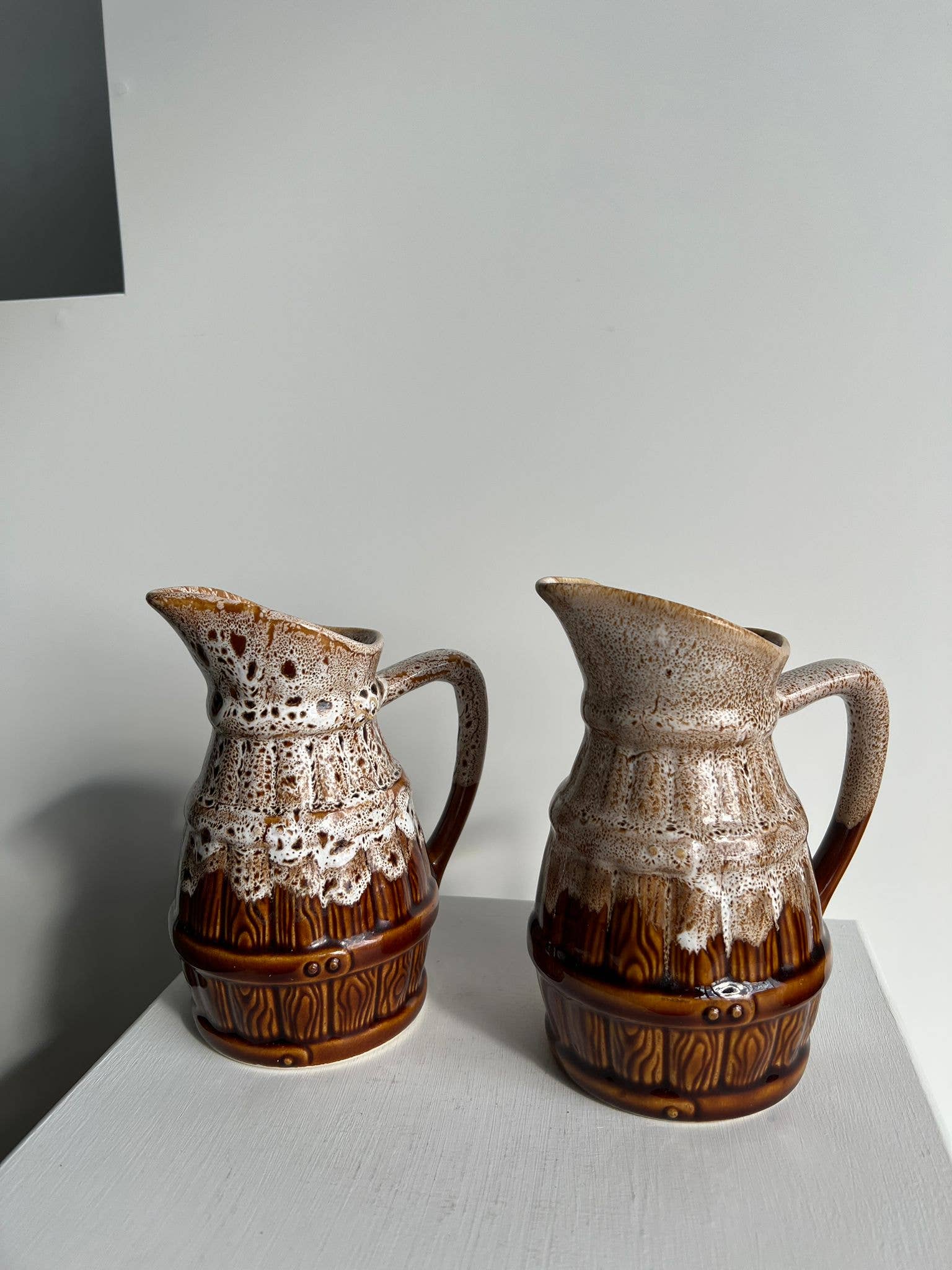 Office Objets – Objeto de mesa decorativo por atacado – Pequena jarra decorativa cerâmica vidrada com motivo de barril de cerveja34