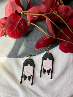 Wednesday Braids Polymer Clay Dingle Øreringe for engroshandel hos Clay + Clover Earring Co.