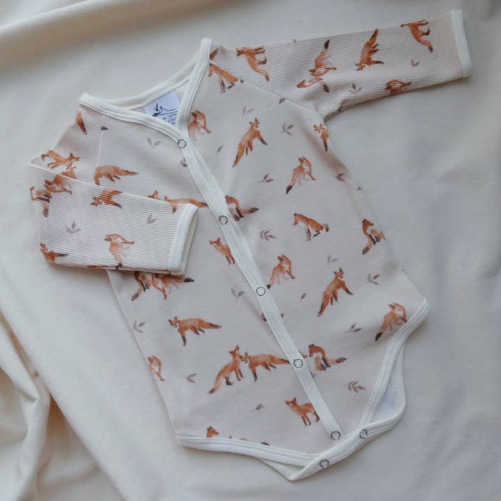 FOXES Baby bodysuit (lukning foran) for engroshandel hos Productions Associées (Valeur Couture)