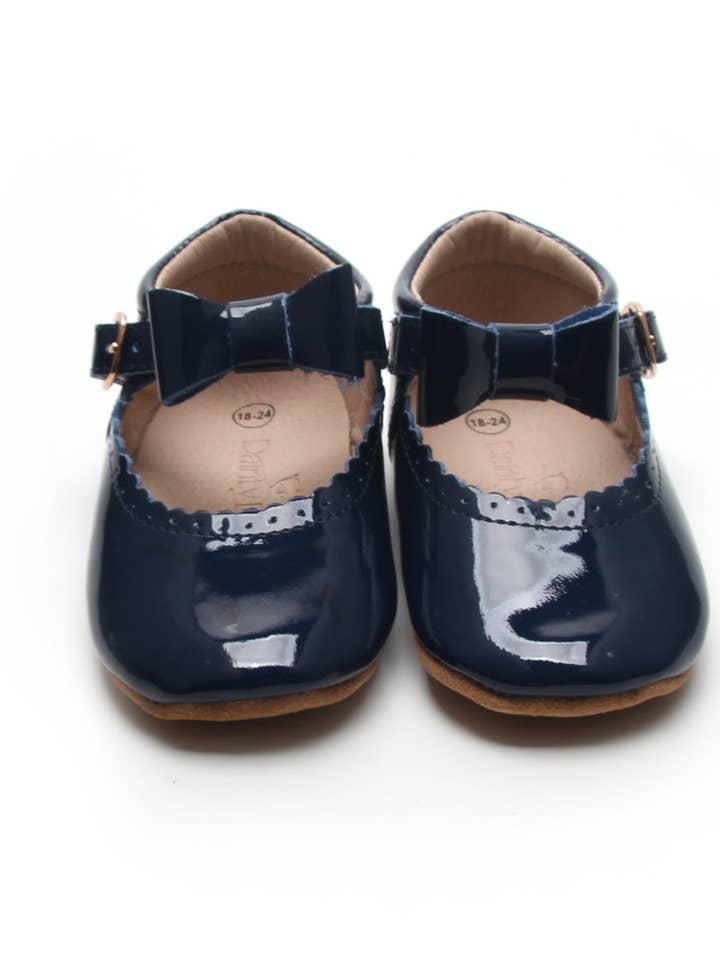 Ivy mørkeblå lak Mary Jane med aftagelig sløjfe, førstesko for engroshandel hos Dainty Bear