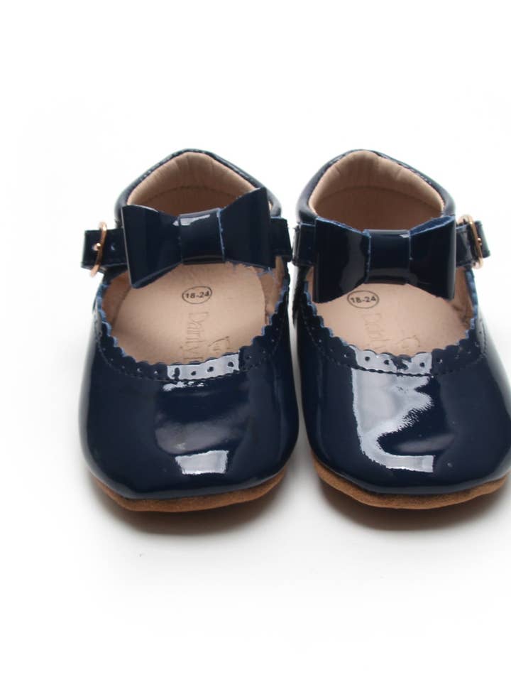Ivy Mary Jane i marinblå lack med avtagbar rosett, första skor för wholesale av Dainty Bear
