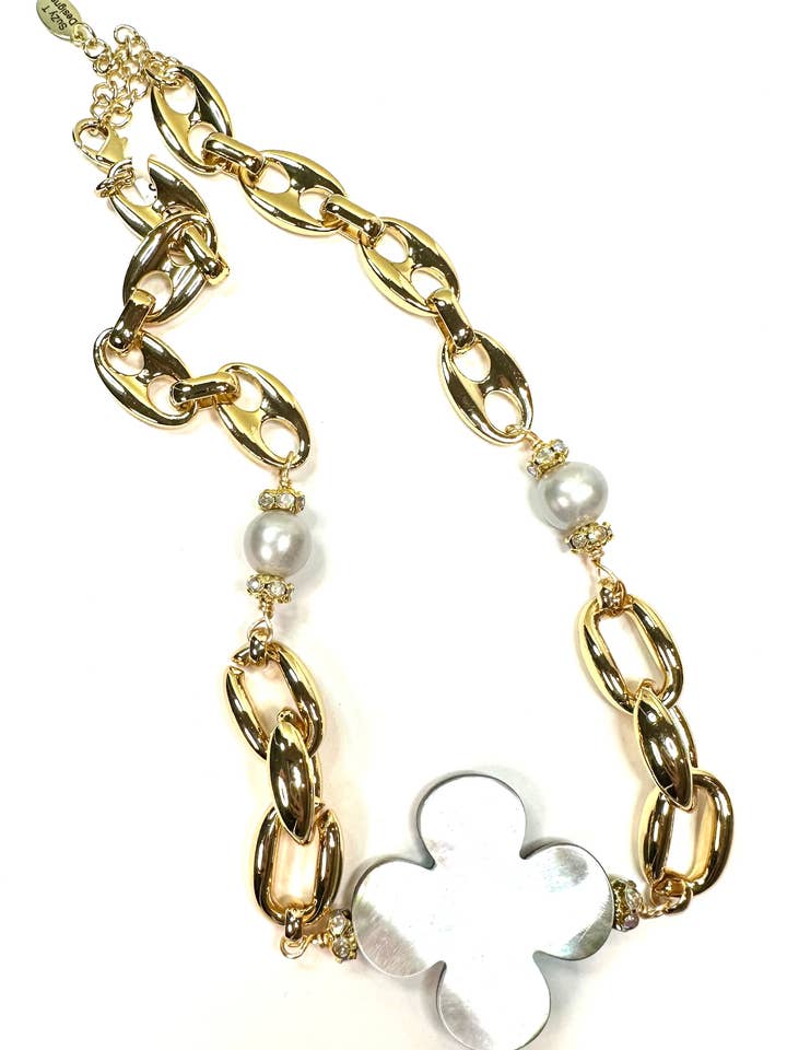 Haga una declaración audaz con una cadena y un collar de margaritas dorados y grises para venta al por mayor de Suzy T Designs