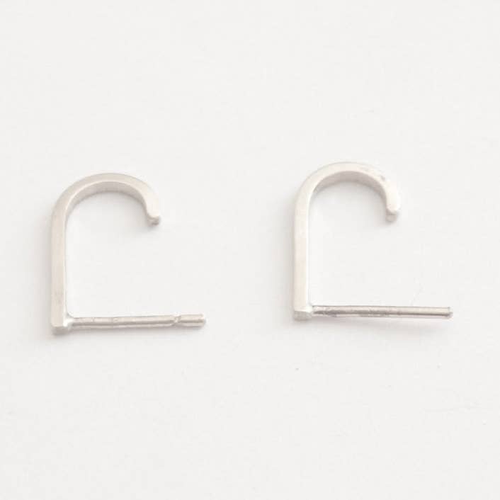 Contemporaines et distinctives - Boucles d'oreilles à bretelles carrées fabriquées à la main - 0229 pour la vente par Virginia Wynne Designs