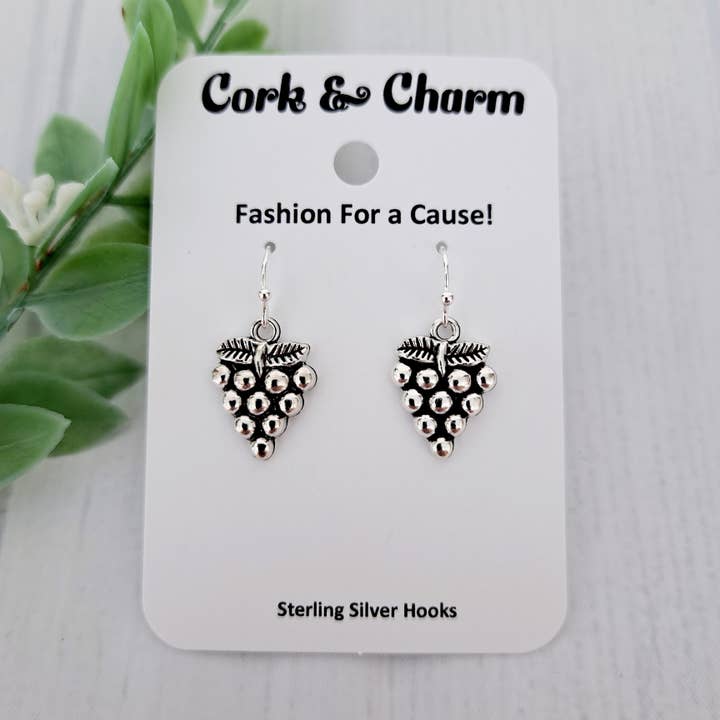 Pendientes de plata de ley Silver Grapes para venta al por mayor de Cork and Charm
