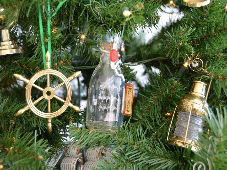 Hampton Nautical - Vente Objets de décoration - Décoration d'arbre de Noël modèle USS Constitution dans une bouteille en verre