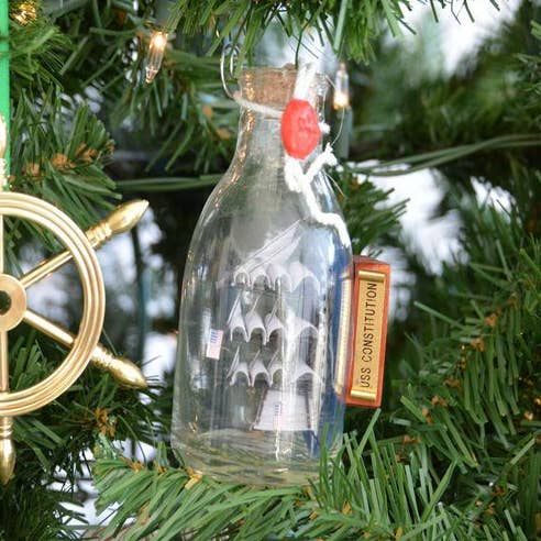 Navio modelo USS Constitution em um enfeite de árvore de Natal de garrafa por atacado de Hampton Nautical
