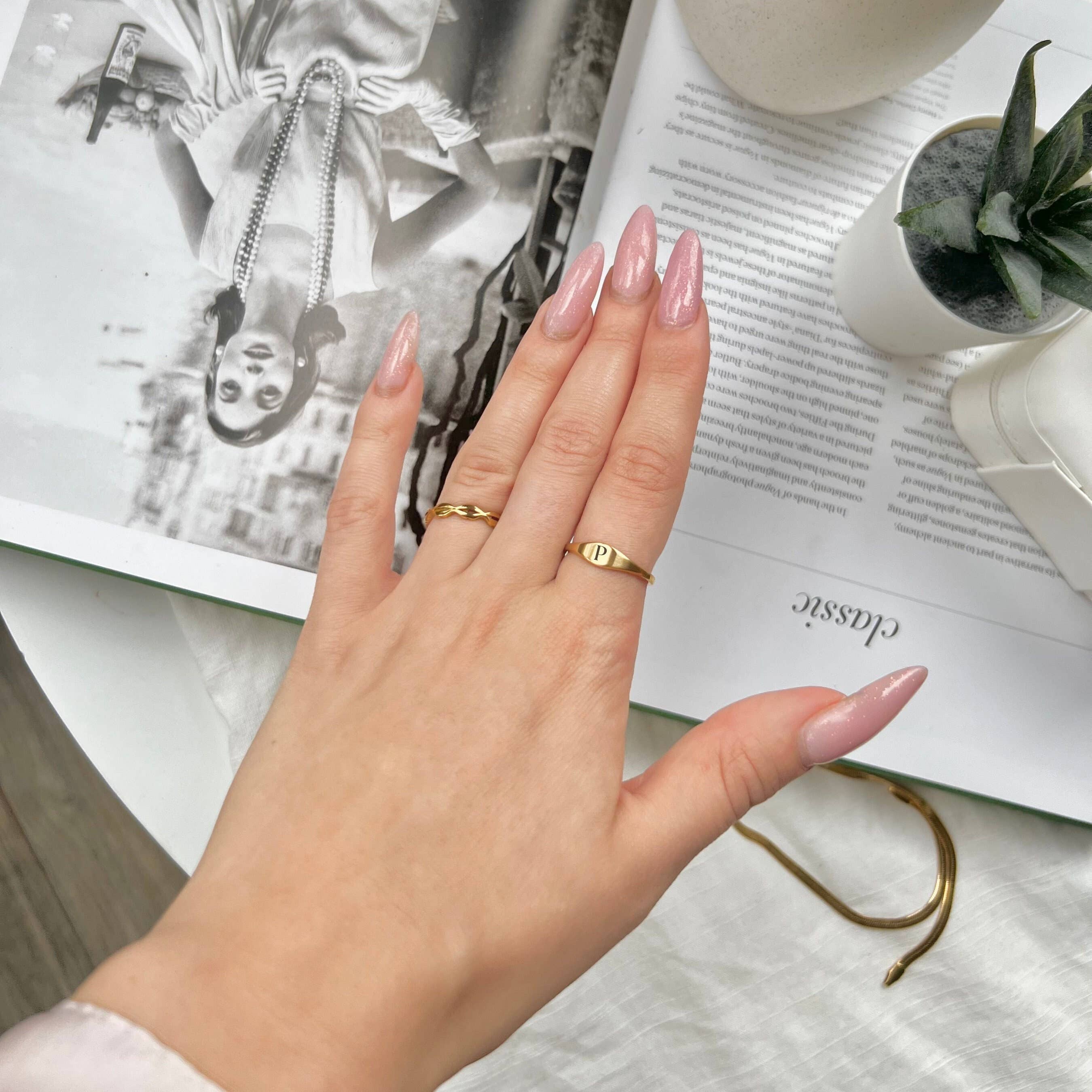 Rossie Jewellery – Großhandel Siegelringe – Personalisierter Siegelring mit graviertem Goldbuchstaben1