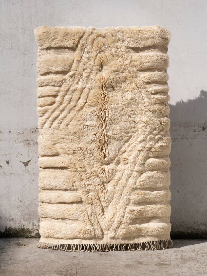 Tappeto marocchino in lana Beni Mrirt bianco di alta qualità , annodato a mano. per la vendita all'ingrosso da parte di BerberNest