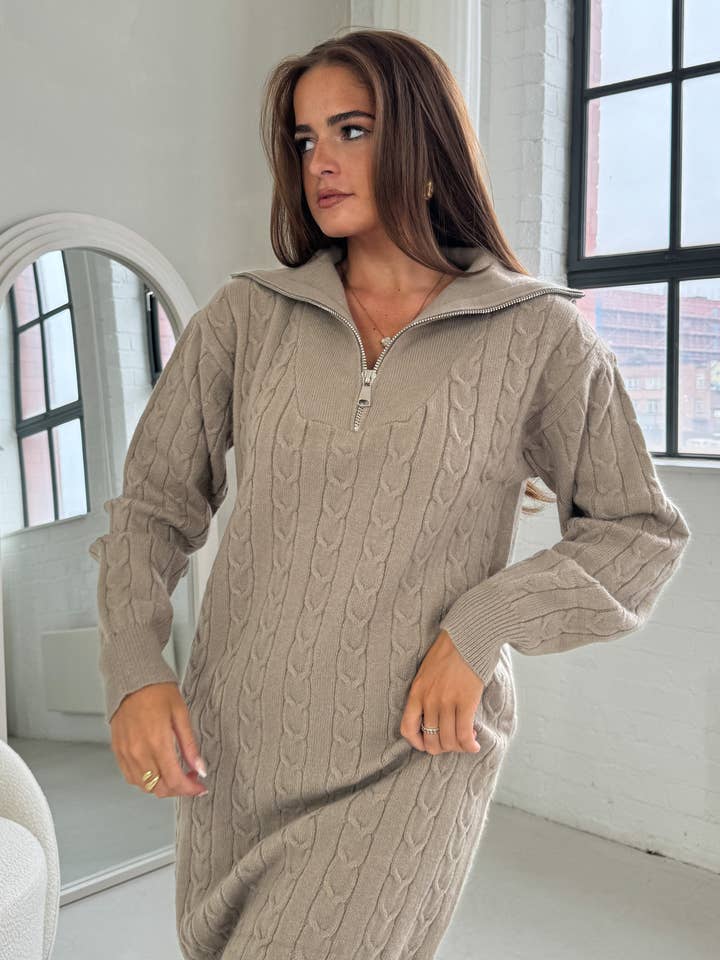Abito maglione a trecce con zip 1/4 color cammello Hayes per la vendita all'ingrosso da parte di Girl In Mind