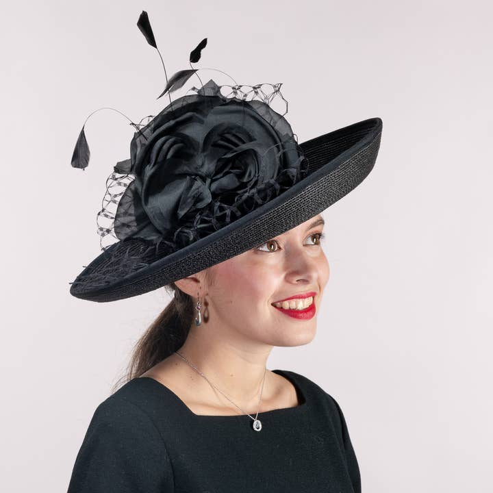 Cappello da Chiesa in Paglia Sintetica con Velo di Fiori di Seta | 301902 per la vendita all'ingrosso da parte di KaKyCo