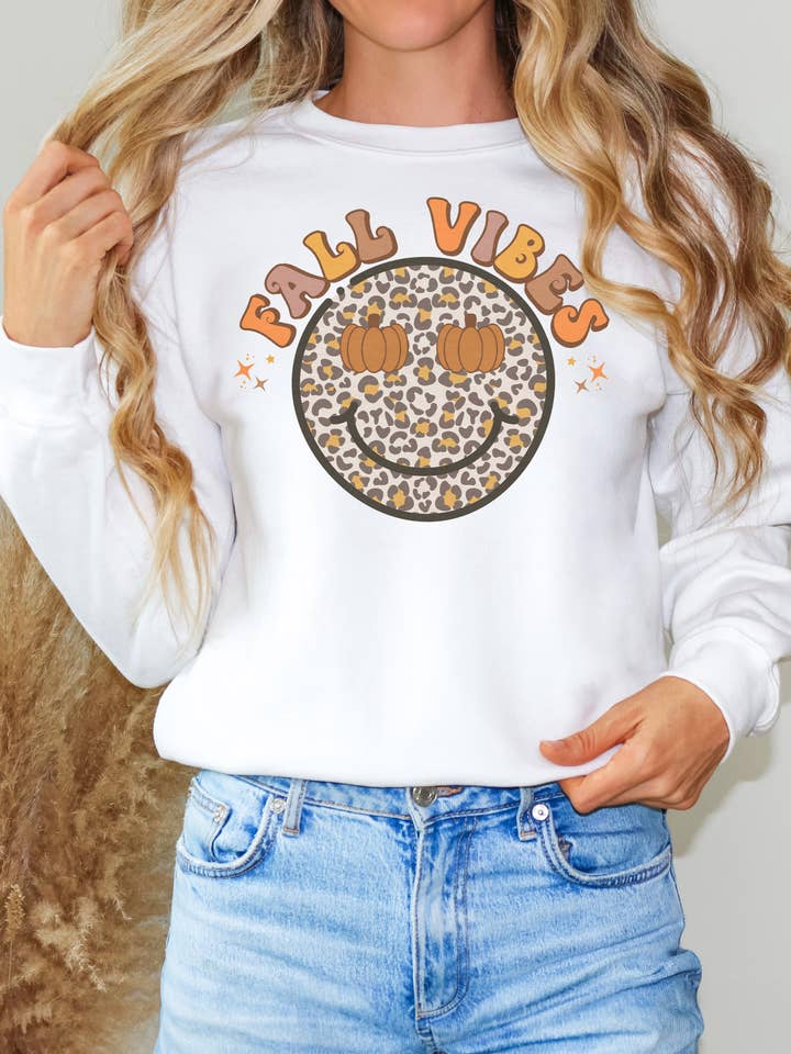 Fall Vibes Smiley Face Grafisk Sweater | Efterårskollektion for engroshandel hos KOKO + FOX WHOLESALE