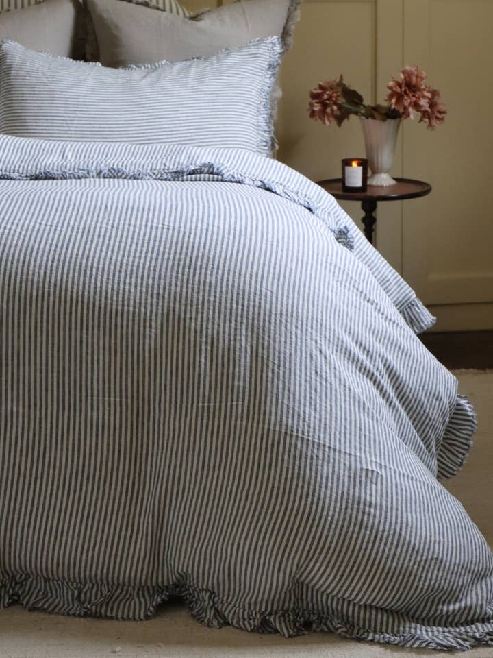 Set di biancheria da letto in lino a righe blu navy con volant di lusso per la vendita all'ingrosso da parte di Ellenvale Trade