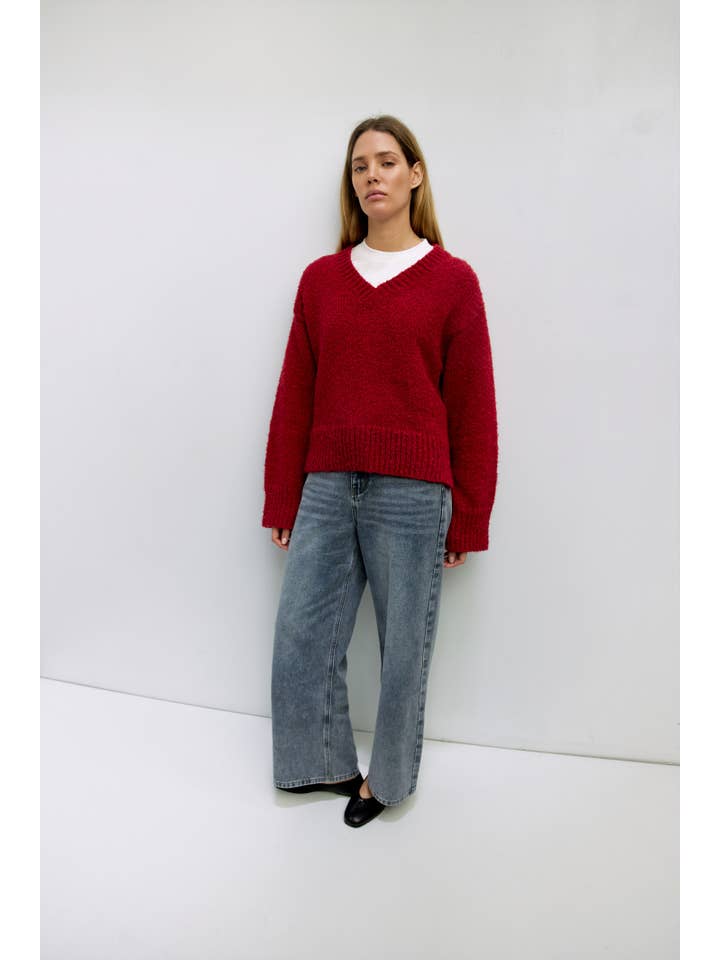 MOD REF – wholesale Knitted jumper – Women′s – The Glen Sweater | Oversized Boucle Knit V-Neck Sweater22