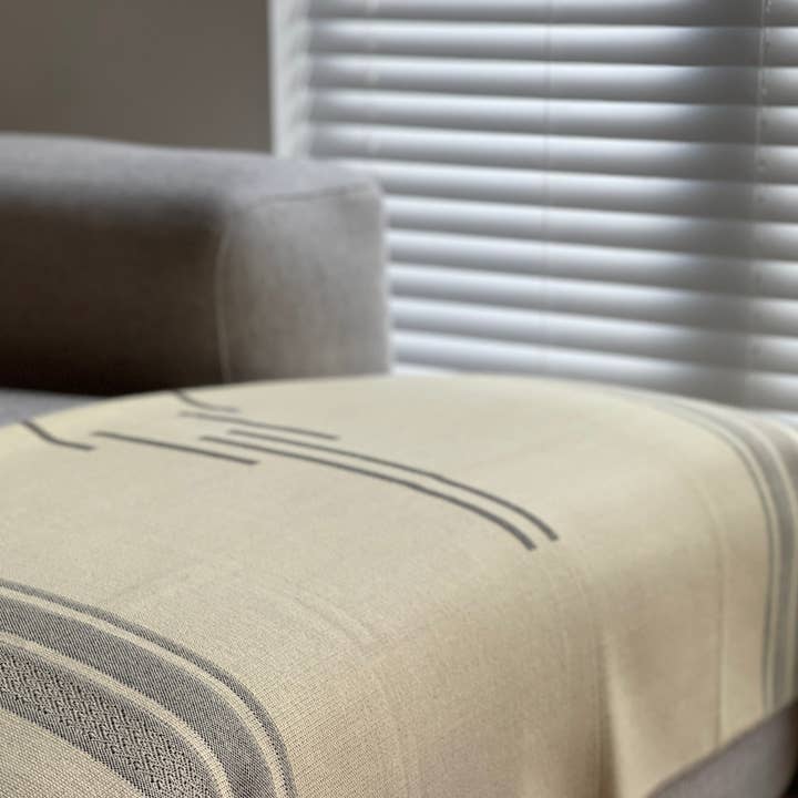 Beyond Borders Collective | Artisan-Made Blankets & Throws - Venta al por mayor Mantas de sofá - Equinoccio Throw - Marrón Cedro