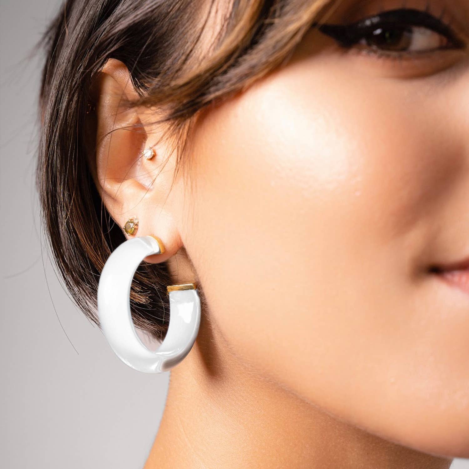 Gold & Honey - Vendita all'ingrosso Orecchini a cerchio - Orecchini a Cerchio piccoli con immagine di colomba da 3,8 cm1