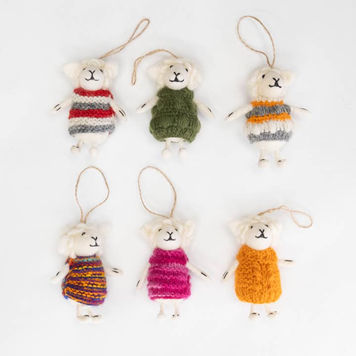 Ornament - Schaf mit Strickpullover für den Großhandel von The Winding Road