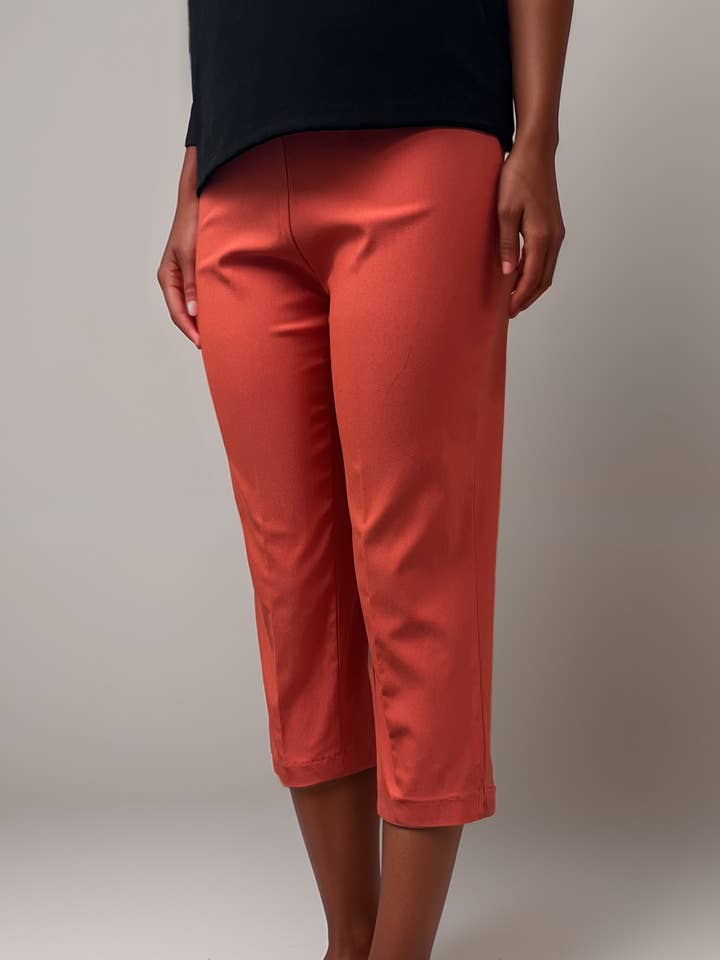 Capris extensibles colorés pour la vente par Casual & Co.