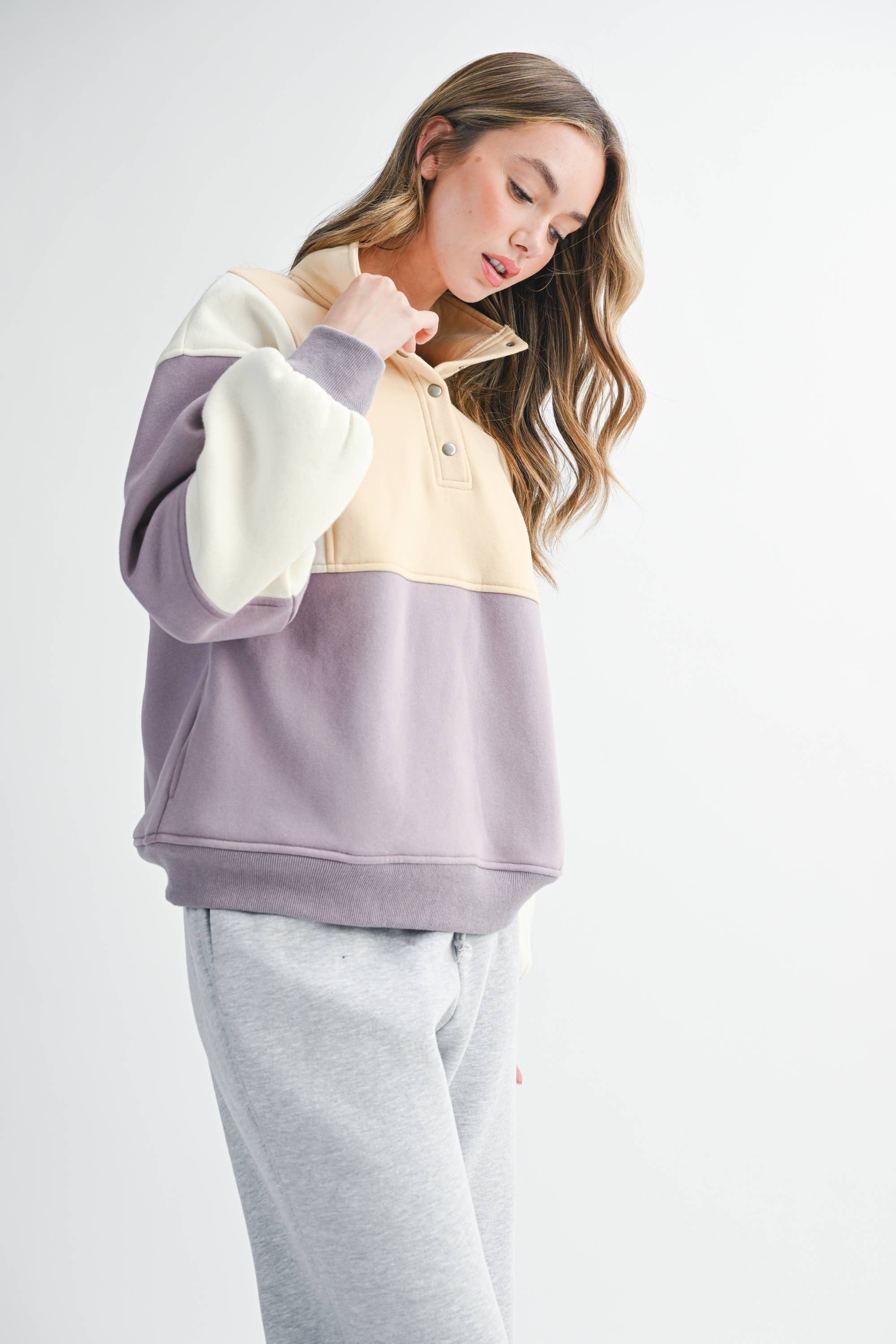 AEMI + CO – wholesale Sweatshirt - Dam – 992EK Glo colorblock-tröja med tryckknappar40