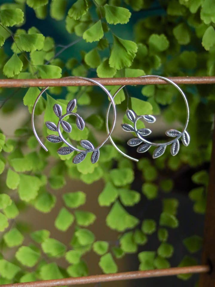 Boucles d'oreilles spirales fougère plaquées argent pour la vente par Ragavon