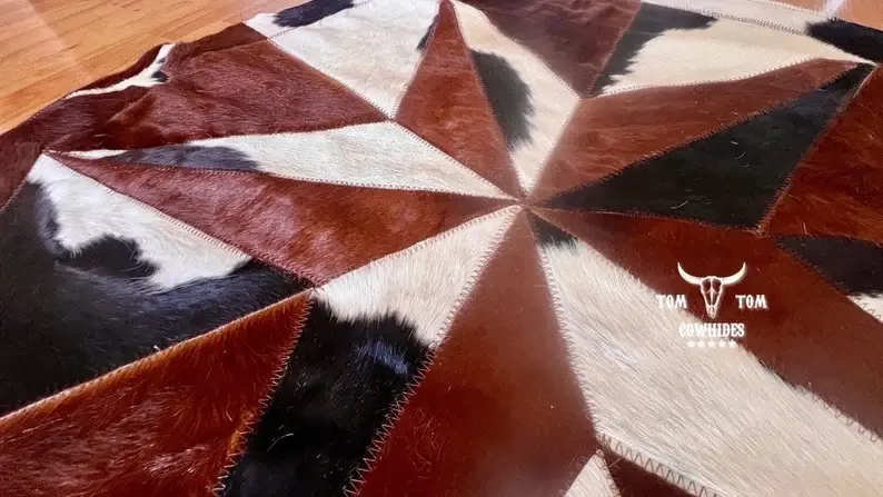 TOM TOM COWHIDES – wholesale Matta – Rund matta i patchwork av kohud med stjärnmönster i läder, 40''1