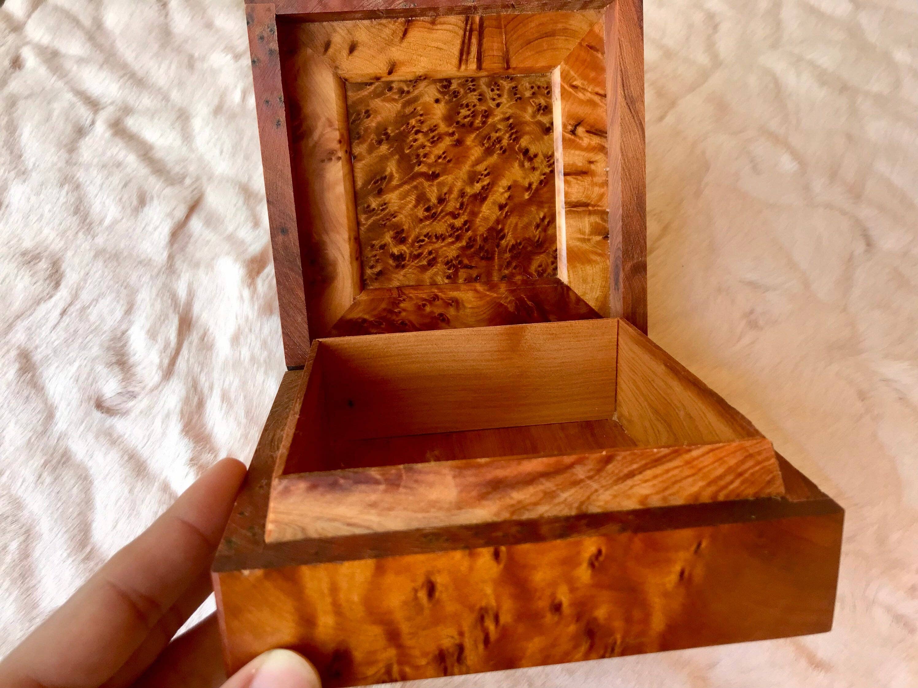 AtlasPerles - Vente Boîte/rangement à bijoux - Boîte à bijoux en bois de luxe marocain sans clé, gravée, incrustée de nacre, souvenir d'anniversaire, de mariage, boîte décorative en thuya.7