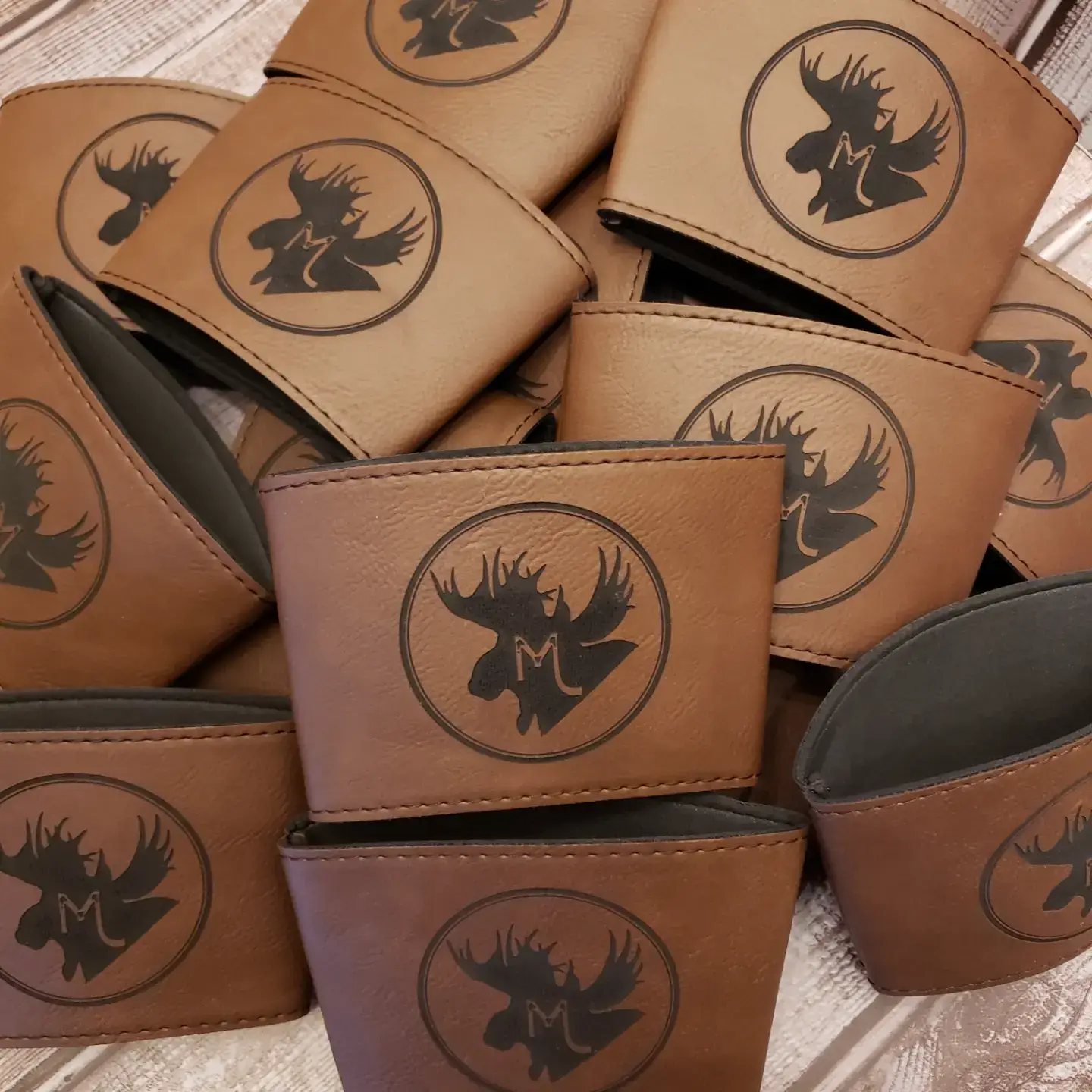 The Rural Home - Venta al por mayor Fundas para recipientes de bebida - Manga de Taza de Cuero Sintético Grabada – Marca de Cafetería Reutilizable2