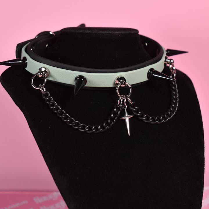 Collare a strangolo in biothane stile cucciolo verde salvia e nero per la vendita all'ingrosso da parte di Naughty Pawsies