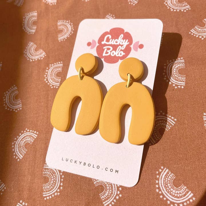 Mustard Organic Arch Polymer Clay Ohrring für den Großhandel von Lucky Bolo