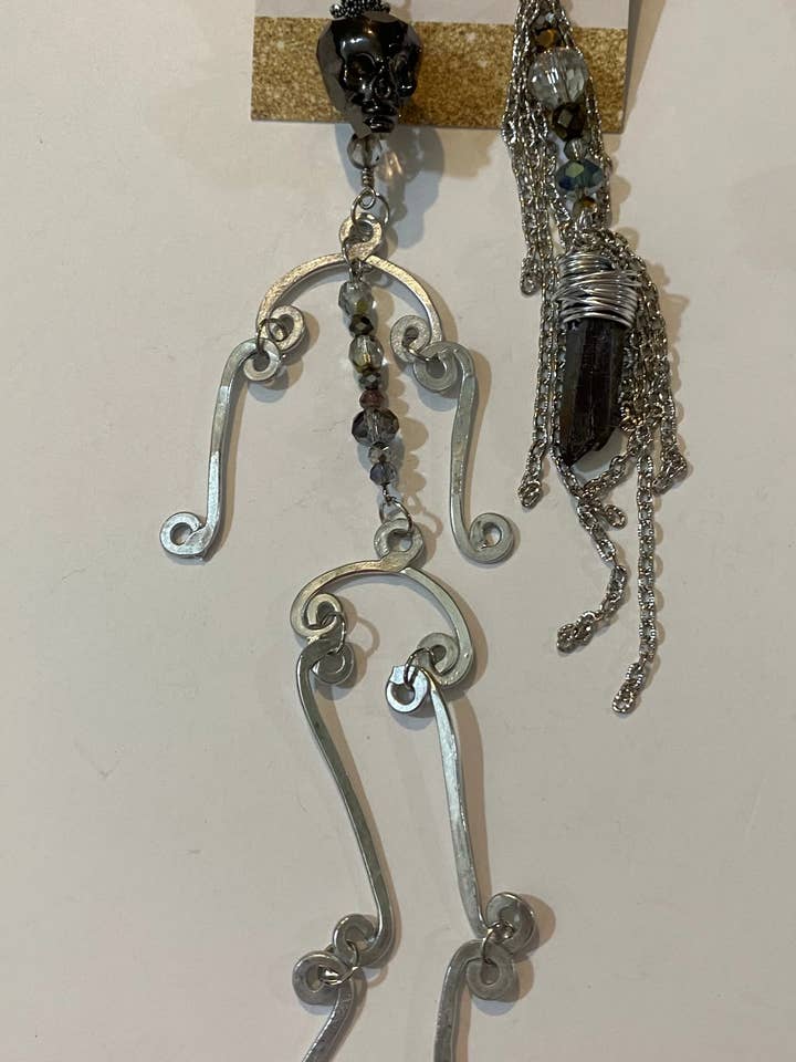 Boucles d'oreilles dépareillées Crystal Skeleton pour la vente par Angela Catirina Jones