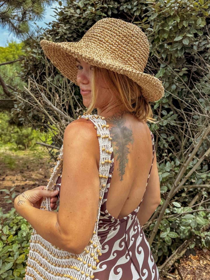 Chapeau de soleil en paille organique bohème naturel et souple pour la vente par Gardenbelle Shop